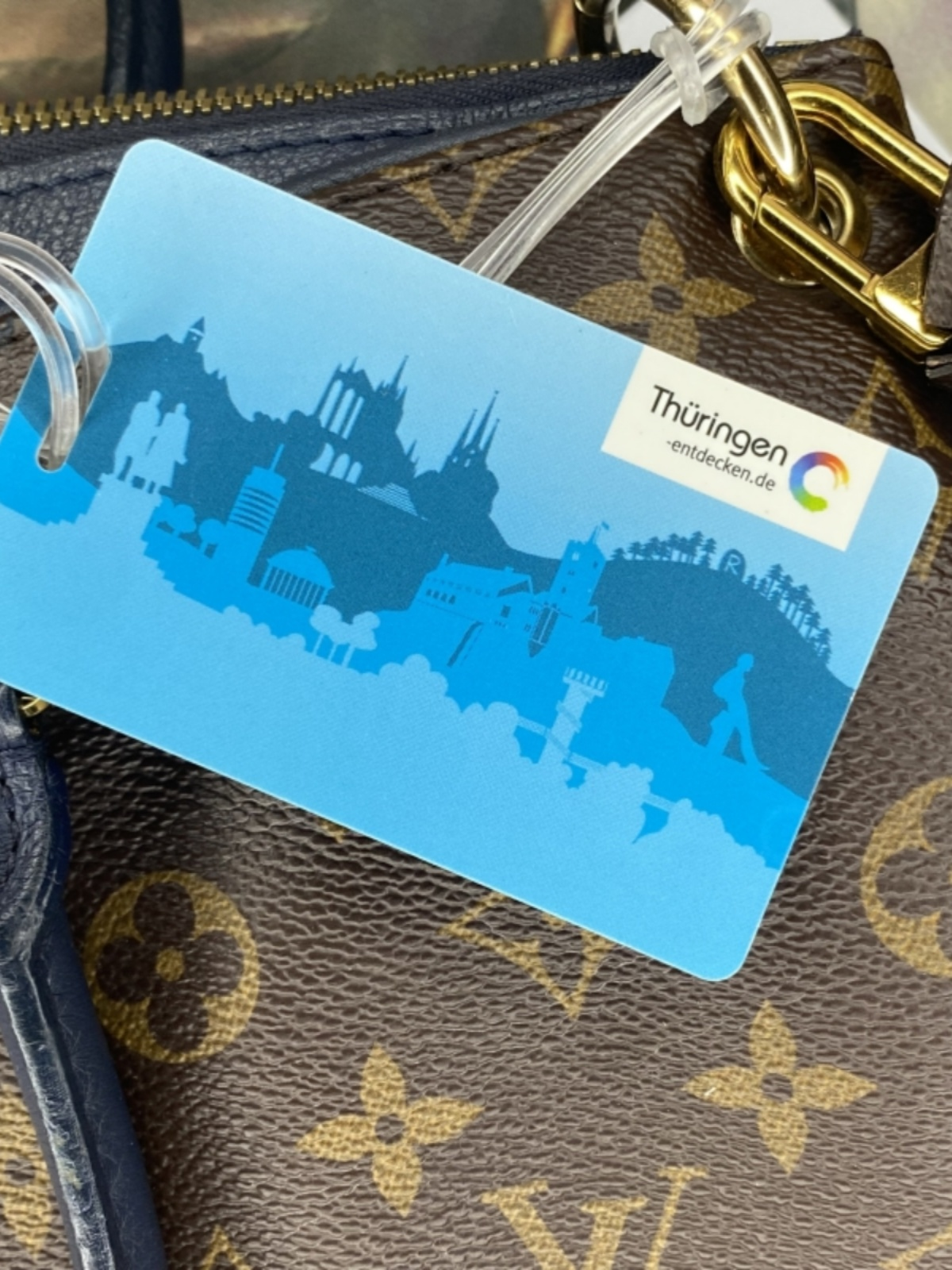 Single-piece luggage tag